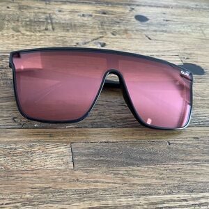 Unisex Quay nightfall sunglasses.